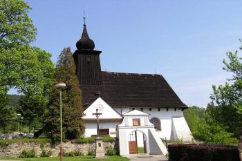 Celkový pohled od příjezdu na rybský kostelík (© Jan P. Štěpánek 05/2006)
