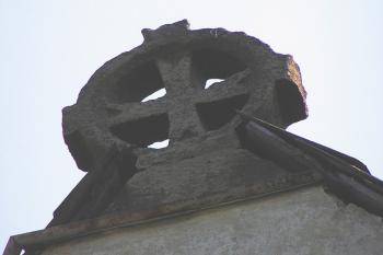 Zajímavý kamenný prvek ve štítě kostela (© Jan P. Štěpánek 05/2006)