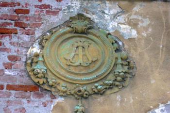 detail chátrající fasádní výzdoby ( © Ondřej Štěpánek 05/2006)