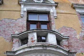 výzdoba nad hlavním vchodem do objektu ( © Ondřej Štěpánek 05/2006)