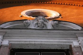 detail plastiky nad balkonovými dveřmi ( © Ondřej Štěpánek 05/2006)