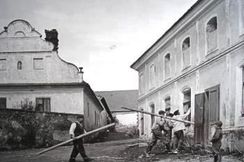 Výjev z  kolektivizace Kdanského dvora (čp.4) z r. 1958 ( ©  Zemědělské noviny, 1958)