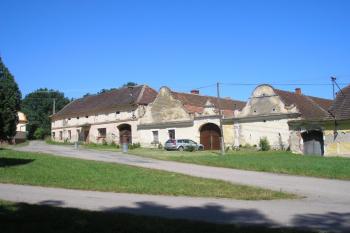 celkový pohled na bývalý komplex dvora ( © Ondřej Štěpánek 08/2009)