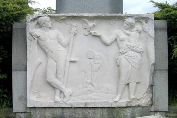 Relief na podstavci sochy ( © Pavel Vítek 06/2006)