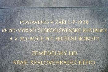 Nápis na podstavci sochy ( © Pavel Vítek 06/2006)