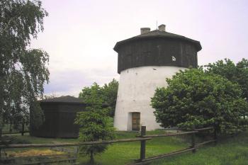 pohled od příjezdové cesty ( © Ondřej Štěpánek 06/2006)