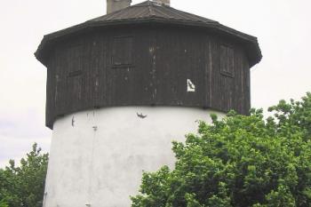 budova větřáku od příjezdové cesty ( © Ondřej Štěpánek 06/2006)