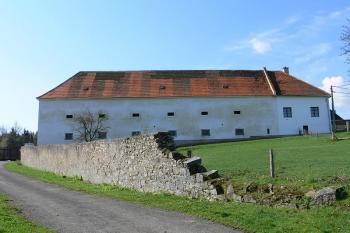 Severní průčelí hospodářského křídla - pohled od přístupové cesty ze vsi ( © Petr Turyna 05/2006)