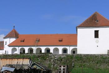 Východní podhled ze vsi ( © Petr Turyna 05/2006)
