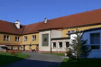 Jižní průčelí středového křídla školy ( © Petr Turyna 05/2006)