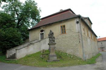 Celkový pohled na faru ( © Aleš Marek 06/2006)
