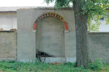 Zbytek kapličky ve zdech plotu ( © Aleš Marek 07/2006)