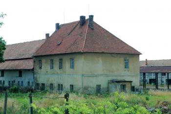 Část tvrze ( © Aleš Marek 07/2006)