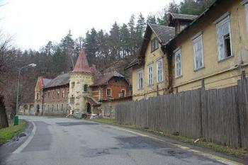 areál lázní u silnice ( © Štěpánka Trčková, 17.4.2006)