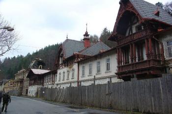areál lázní u silnice ( © Štěpánka Trčková, 17.4.2006)