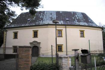čelní pohled přes dnes již zaniklý severní příkop ( © Ondřej Štěpánek 06/2006)