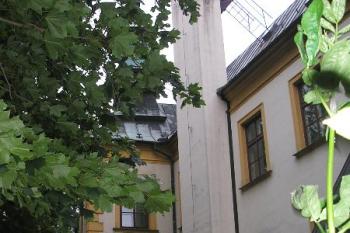východní křídlo zámku s přestavěnou věžicí v pozadí a kotelnou v popředí ( © Ondřej Štěpánek 06/2006)