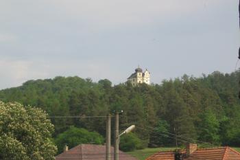 pohled ze zámeckého parku ve Smolotelích (© Jaroslav Špiroch, 05/2018)