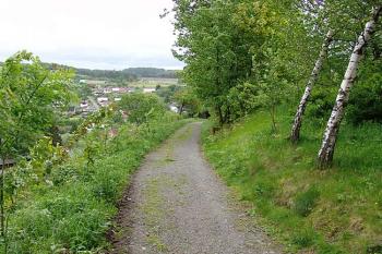 Cesta vedoucí pod tvrzištěm na východní straně ( © Roman Řezáč 06/2006)