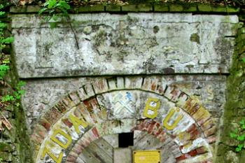 Vstupní portál ( © Luděk Pitter 06/2006)