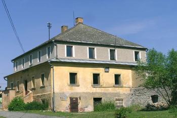Zbytky tvrze ( © Luděk Pitter 06/2005)