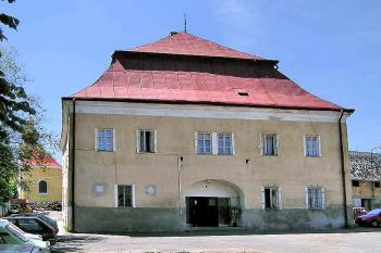 Nádvorní průčelí ( © Luděk Pitter 06/2005)