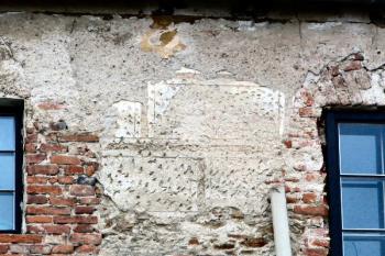 zbytky sgrafit v severním průčelí ( © Pavel Zany Komárek 13.2. 2005)