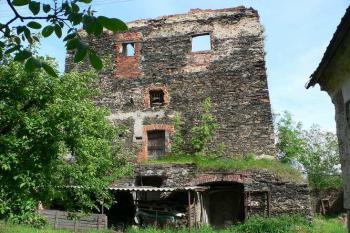 Severní průčelí tvrze (© Václav Hájek 06/2006)