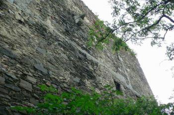 Východní průčelí s krakorcem (© Václav Hájek 06/2006)