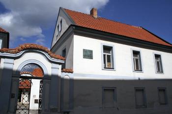 Na fasádě je pamětní bronzová deska J. A. Seydla od sochaře Z. Dvořáka ( © Iva Spurná 3.4.2010)