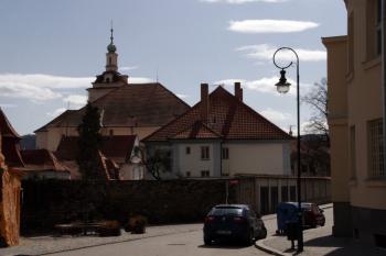 Ze severu zahrada děkanství sousedí s městskými hradbami ( © Iva Spurná 3.4.2010)