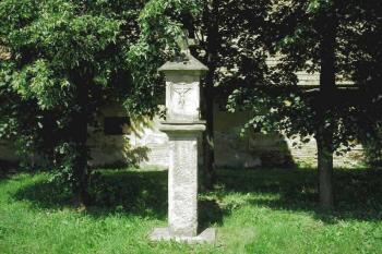 boží muka - čelní pohled (východní strana), v pozadí bývalá hospodářská budova zámku (dnes č.p. 62) ( © Ondřej Štěpánek 06/2006)