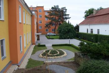Lázně Slatinice - vlevo budova Mánes (© Ivo Rozehnal, 06/2011)