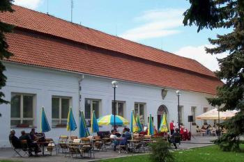 Slatinice - lázně - budova Morava (© Ivo Rozehnal 05/2006)