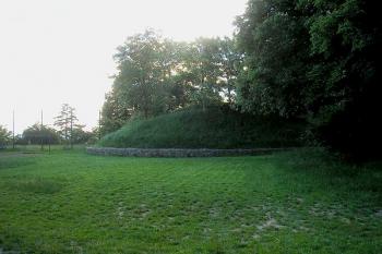jižní strana tvrziště narušená hřištěm ( © Ondřej Štěpánek 06/2006)