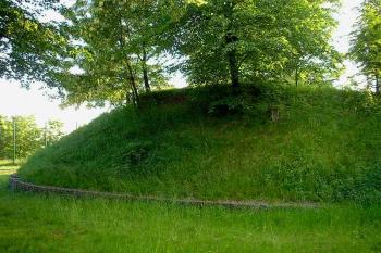 upravená jihovýchodní strana tvrzistě pro potřeby místního hřiště ( © Ondřej Štěpánek 06/2006)
