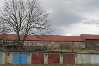 Pohled na tvrziště přesnad garážemi (© D Dohňanský, 03/2017)