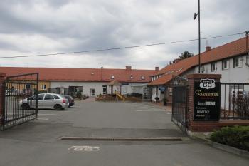 dnešní pohled na dvůr, nacházející se severně od bývalé tvrze (© D Dohňanský, 03/2017)