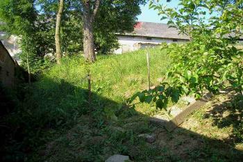 svažující se severozápadní část tvrziště, v pozadí jižní strana dvora (mladší tvrze) ( © Ondřej Štěpánek 06/2006)