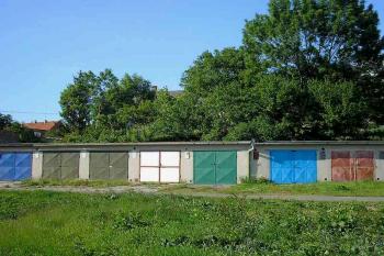 nad gárážemi se nachází stromy porostlý zbytek tvrziště ( © Ondřej Štěpánek 06/2006)
