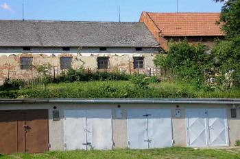 narušená východní část tvrziště, v pozadí jižníé strana dvora (mladší tvrze) ( © Ondřej Štěpánek 06/2006)