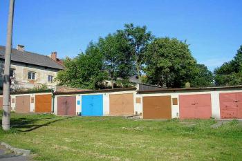 pohled od jihozápadu na tvrziště za garážemi a jižní stranu dvora (mladší tvrz) ( © Ondřej Štěpánek 06/2006)