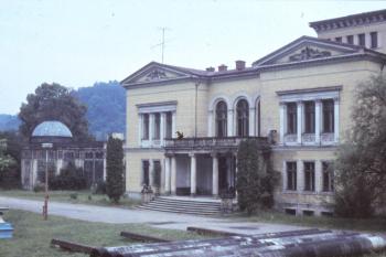 Hlavní průčelí se zimní zahradou ( © Ivan Grisa 05/1985)