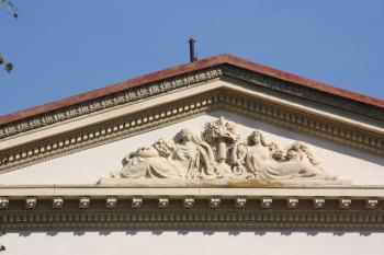 Štít západního risalitu jižního průčelí s relefem antických bohyň ( © Ivan Grisa 09/2011)