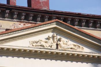 Štít východního risalitu jižního průčelí s relefem antických bohů ( © Ivan Grisa 09/2011)