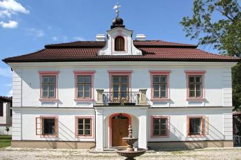 Hlavní průčelí ( © Luděk Pitter 06/2006)