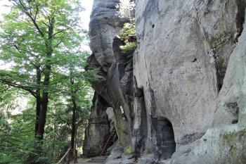 Skalní hrad Šaunštejn - pod hradem (© aleshwarrior, 07/2015)