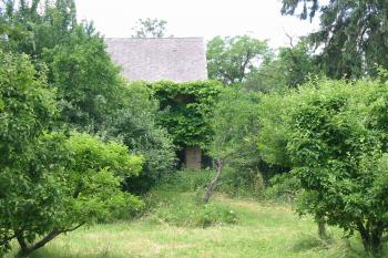 pohled od jihu na budovu,stojící přímo v centru bývalé tvrze (© D Dohňanský, 06/2015)