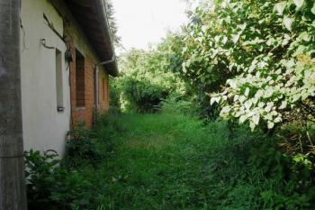 při samém konci budovy se nacházel západní konec tvrziště ( © Ondřej Štěpánek 06/2006)