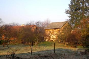další pohled od kostela na centrální pahorek tvrze ( © Ondřej Štěpánek 03/2007)